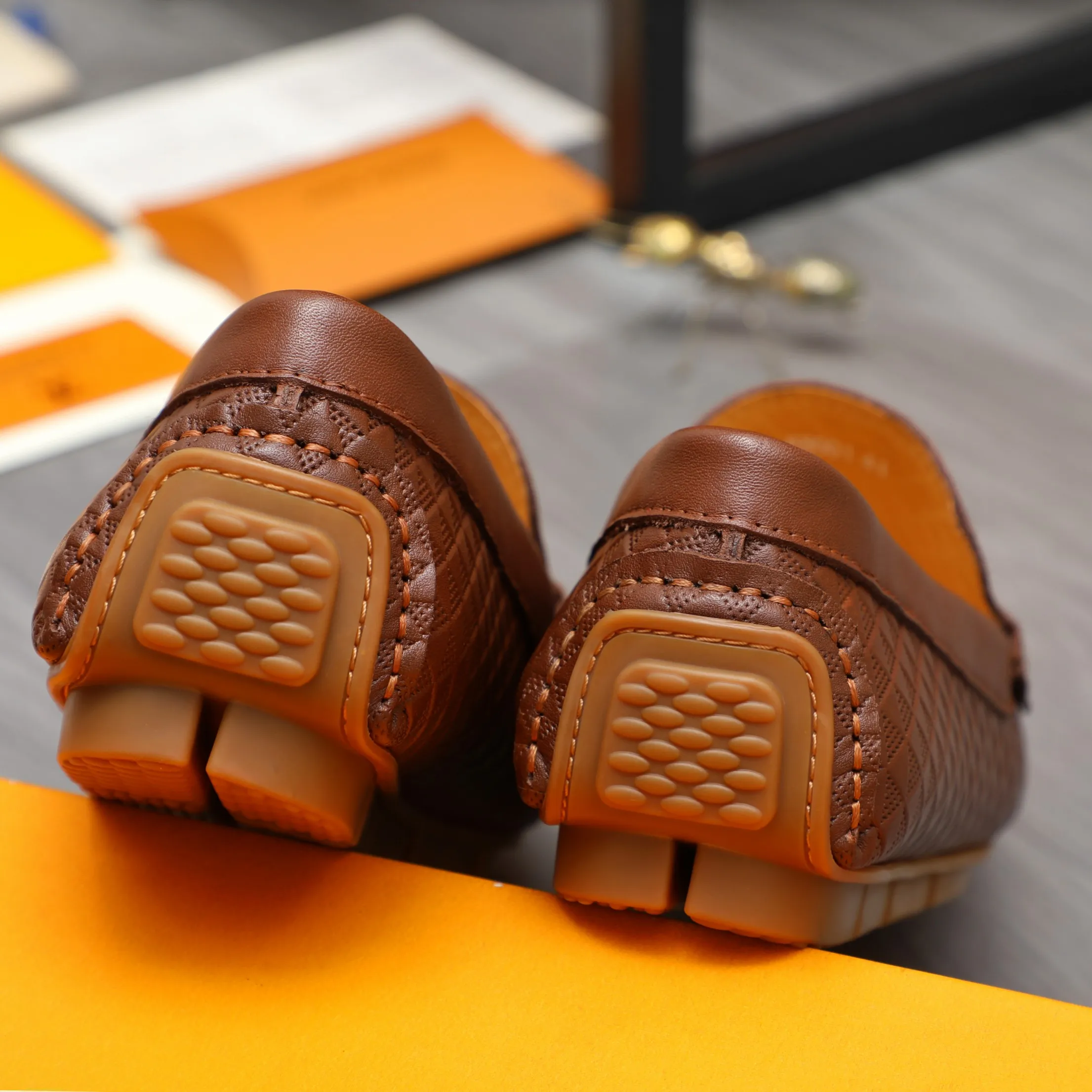 Men's shoes 💰360 Product trademark: LV "Louis Vuitton" casual slip-on men's shoes Regular size: 38-45 Product material: Selected embossed cowhide upper, pigskin lining, rubber outsole